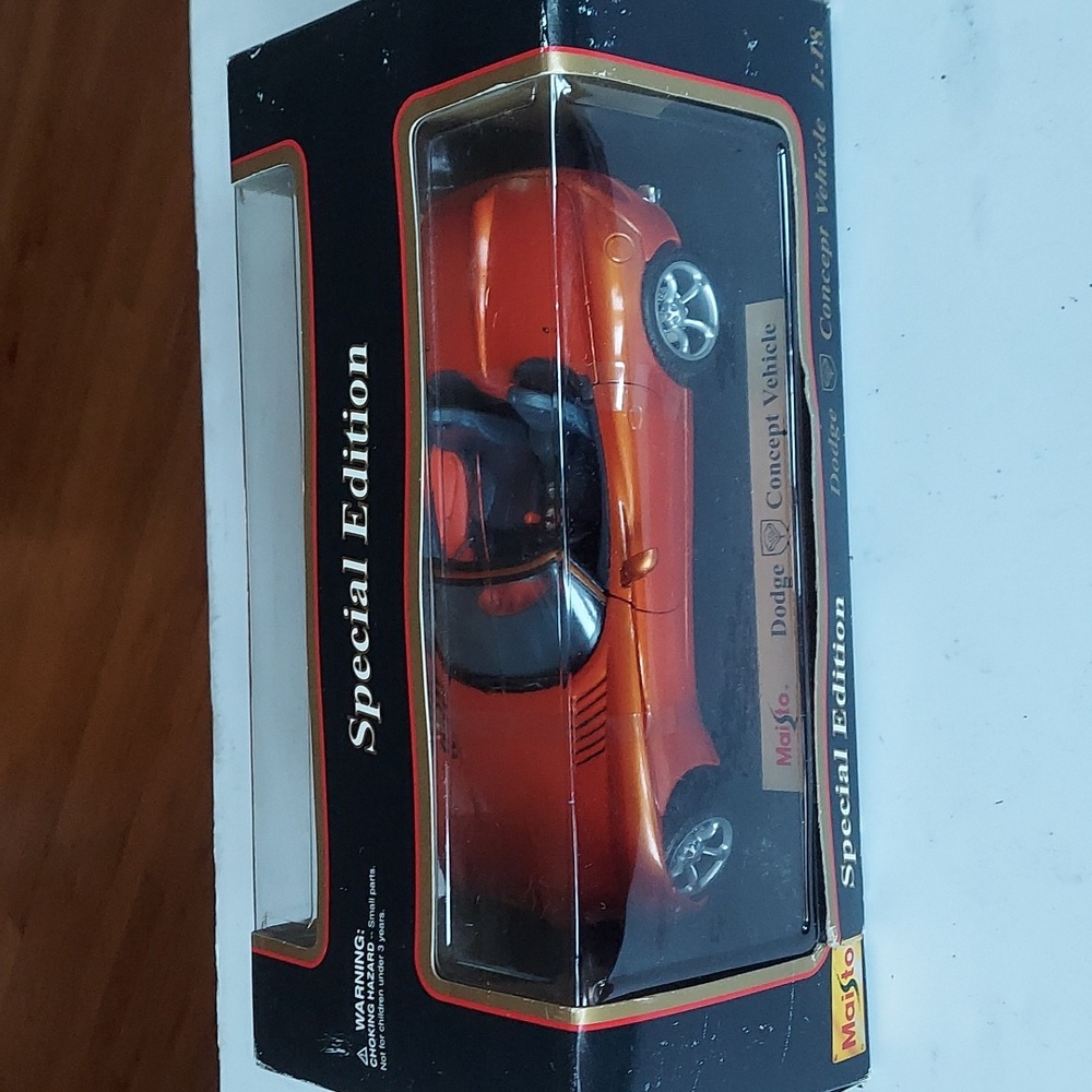 Special edition  1/18 scale dodge concept convertible vehicle maisto. New 3+.